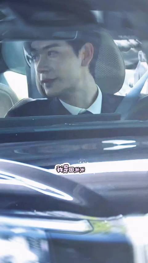 陈星旭关晓彤车内吻戏偷亲眼神勾人