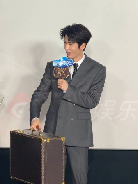 张凌赫笑称留洋少爷不会自己拿箱子