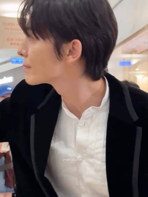 李东海solo 260723 台北FENDI站台李东海 太近了吧 weisuika