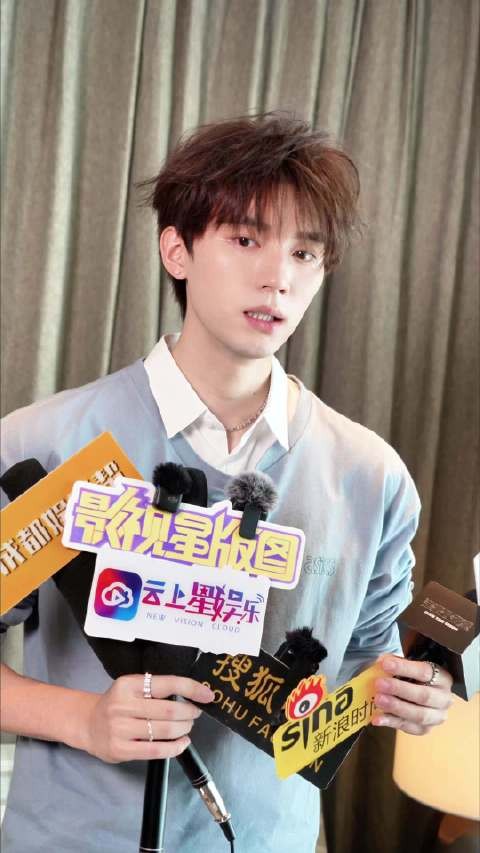周翊然成都高温提醒粉丝喝藿香正气水