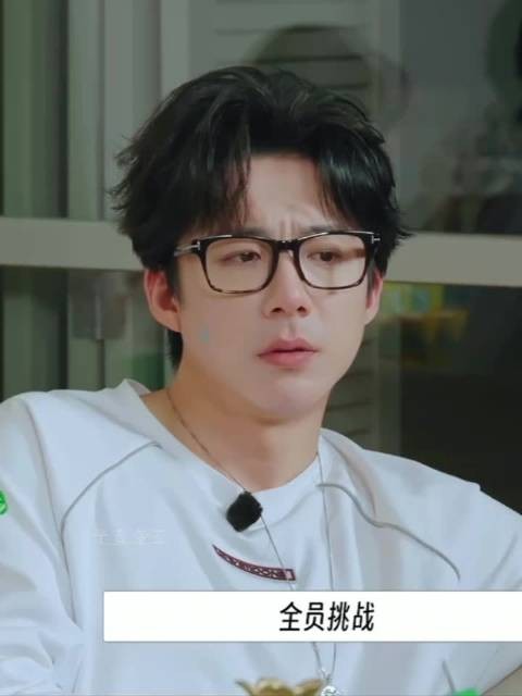 刘宇宁沉浸式看地球 心形嘴真好看