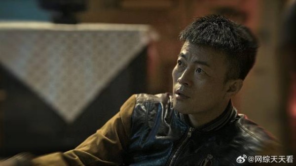 小弟被警察抓伤 学霸弟弟一眼发现问题,当即就让他自首