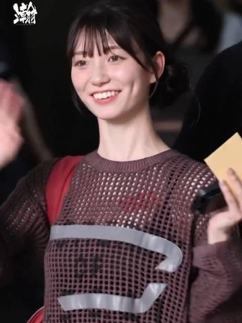 她是没有体力槽吗 从早到晚一直这么蹦蹦跳跳的 妥妥的高能量人体