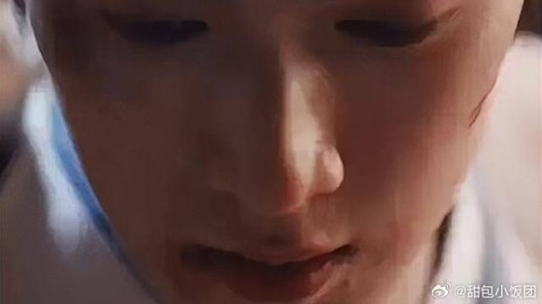 姐狗感拉满!女主为受伤的他轻披上披风 买股九重紫
