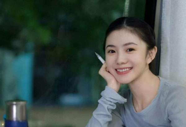 搜狐娱乐讯 近日,刘浩存一组写真曝光,她身穿浅灰色长袖上衣静坐窗边,梳精致编发,眉眼干净通透,气质清新,尽显小白花独有的灵动气息。