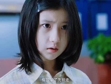 同样是亲生女儿,父母的偏心太扎心了,不幸的童年需要一生去治愈