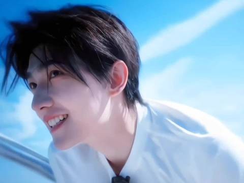 杨洋再解两颗扣子，深V白西服造型优雅随性