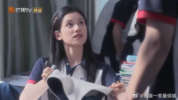 高三毕业,校草特意找苗靖签名,全班起哄让人害羞