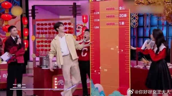 林一不愧是大长腿,轻松一抬就是2米2,看呆众人