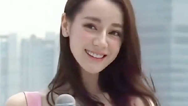 迪丽热巴早期清纯形象,大眼萌妹一笑倾城