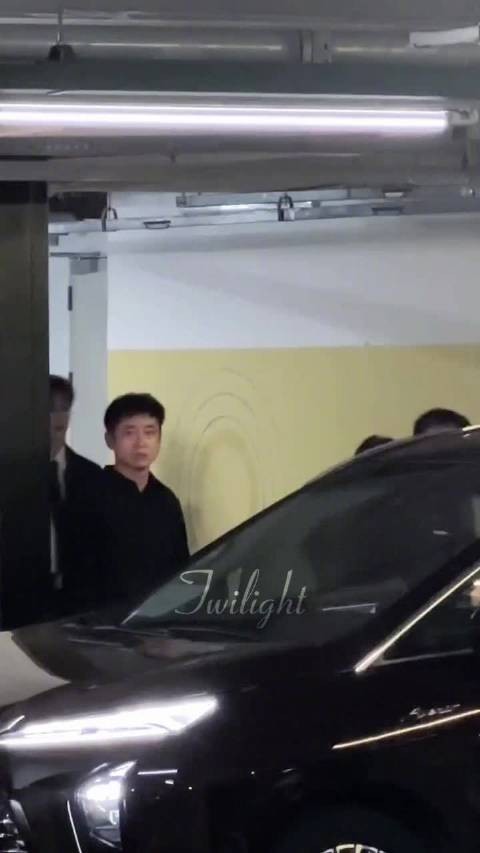 李昀锐深圳dior活动上班路透,白衬衫+领带好帅气的小林啊