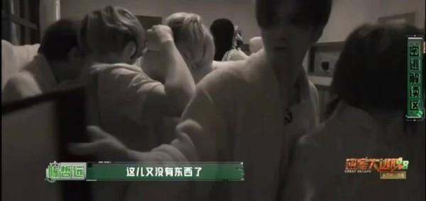张真源密室黑暗一秒精准捕捉摄像师眼睛