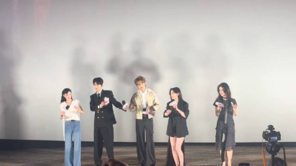 孔雪儿教李宏毅跳舞，李宏毅跟四肢刚认识学不会