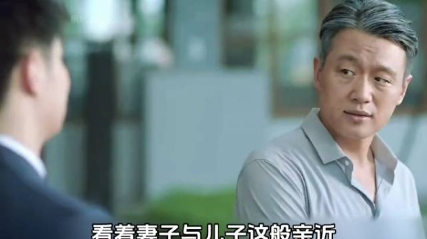 欢天喜地迎接海外儿子归来，没想到他却忘了本，父亲很难过