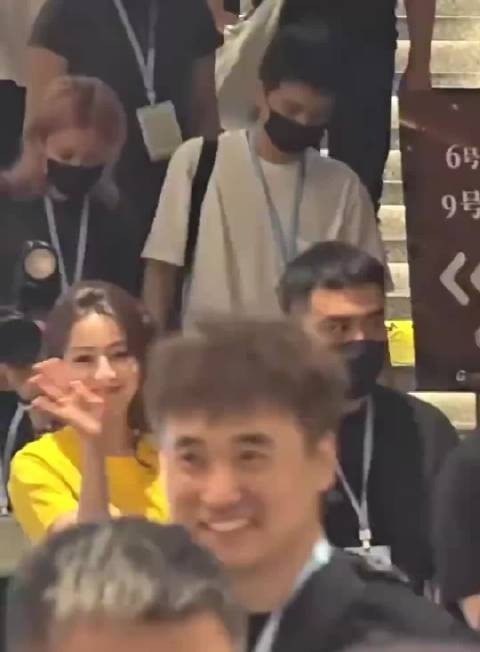 迪丽热巴比心收信鞠躬,期待功夫女足路演