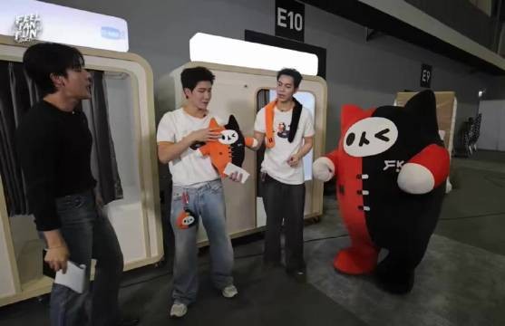 烤糖抱一仔亲昵互动，mumu加入一家三口拥抱