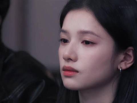 张婧仪野狗骨头哭戏眼眶红红,倔强不让泪下