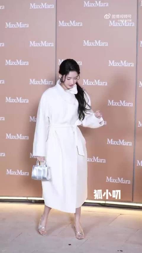 王玉雯看秀大衣配凉鞋,时尚这一块又拿捏了