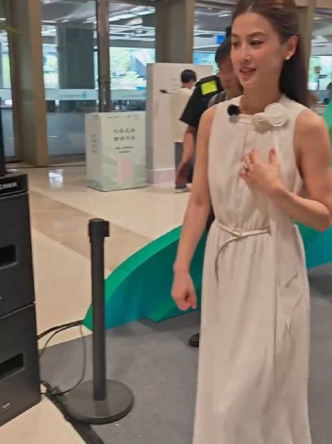 黄圣依新书签售现场胡军 李乃文助阵 左右护法大家好敬业好棒