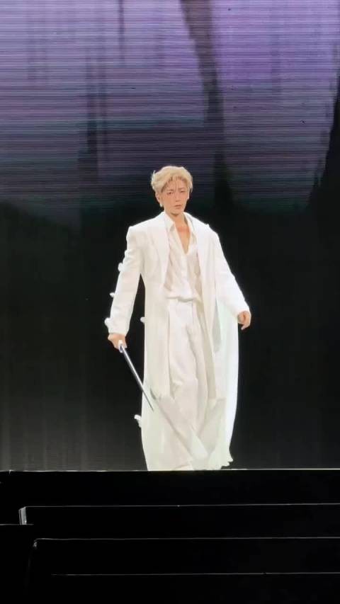 侯明昊通宵彩排,粉丝蹲守场馆外至凌晨五点