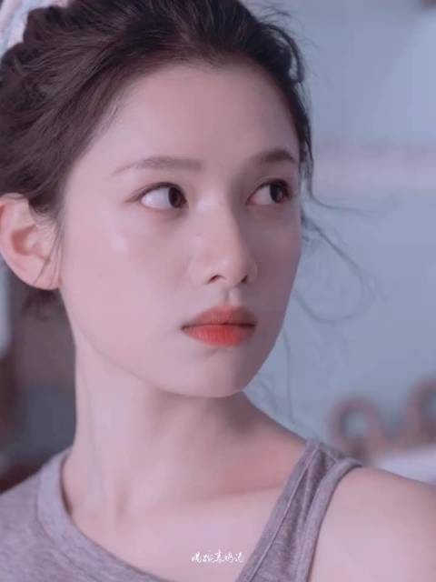 张婧仪两部现偶角色反差极强,表演层次打动人心