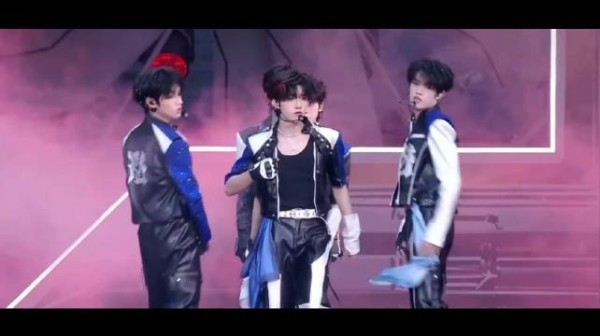 登陆少年青岛演唱会直播,全开麦唱跳自信昂扬