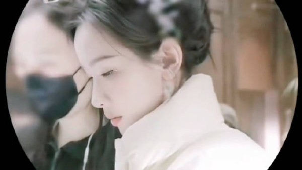 陈都灵九重天造型曝光,本人对发饰衣服做模糊处理