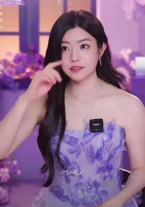 陈妍希现身歌手2026直播现场,何炅打招呼比心