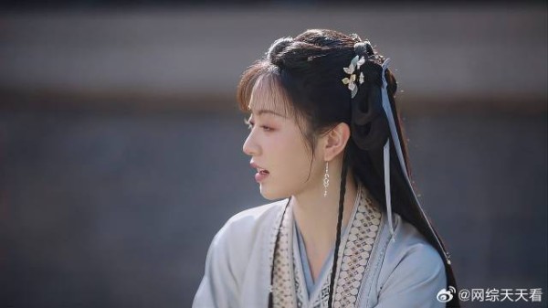 李薇饥饿难忍 溜进少主厨房偷吃,差点被发现