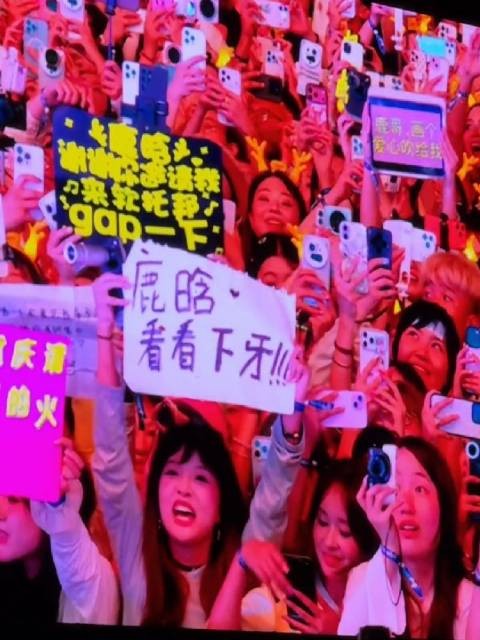 哈哈哈哈哈我不行了,鹿晗啥都能满足 !