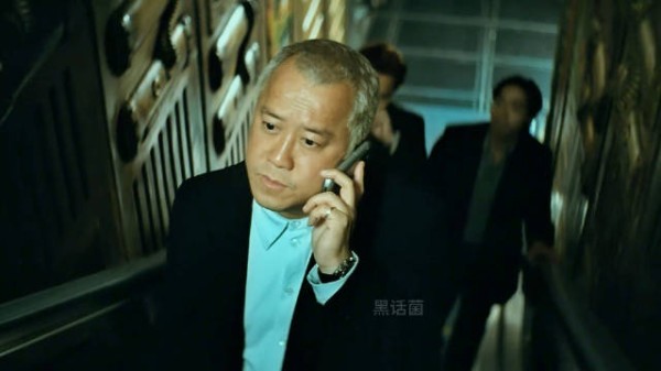 大毒枭怀疑手下是内鬼,本以为石膏里会藏有窃听器,结果却什么也没有发现