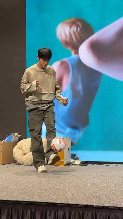 卧槽他妈内八罗圈腿萌袖足球宝贝太可爱了法克