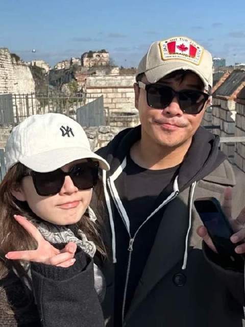 陈思诚携小21岁阮巨欧洲游,情侣装素颜同框甜蜜