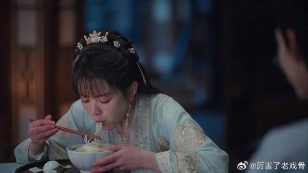 尹峥生辰恰逢中秋 李薇吃面才知晓:你怎么不早说
