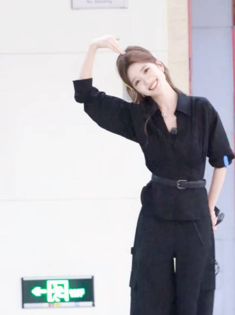张月我家那闺女黑色造型路透