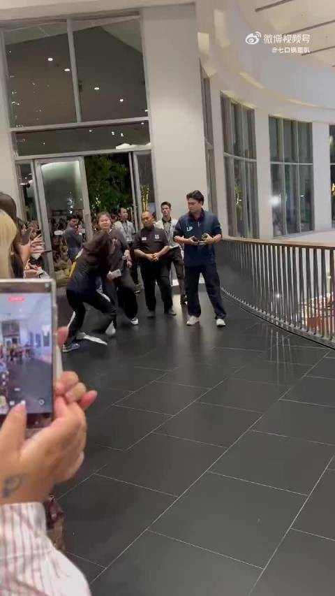 中国粉丝在泰国遭GMM工作人员围殴,现场欢呼无人拉架