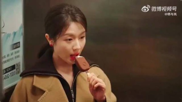 女孩只是吃一口雪糕,就把旁边大妈吓出电梯