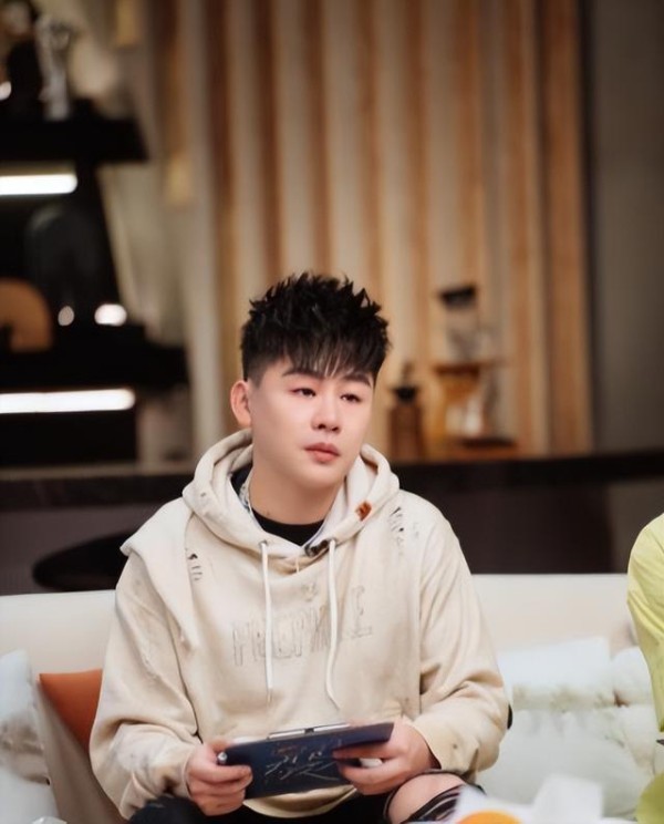 隐忍 18 年!胡彦斌含泪坦白:这辈子最大遗憾,是听妈妈的话放走她