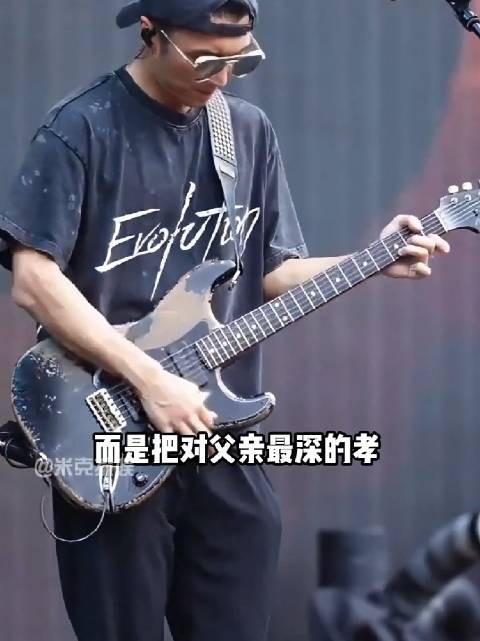 谢贤去世后谢霆锋首露面,鬓角现白发