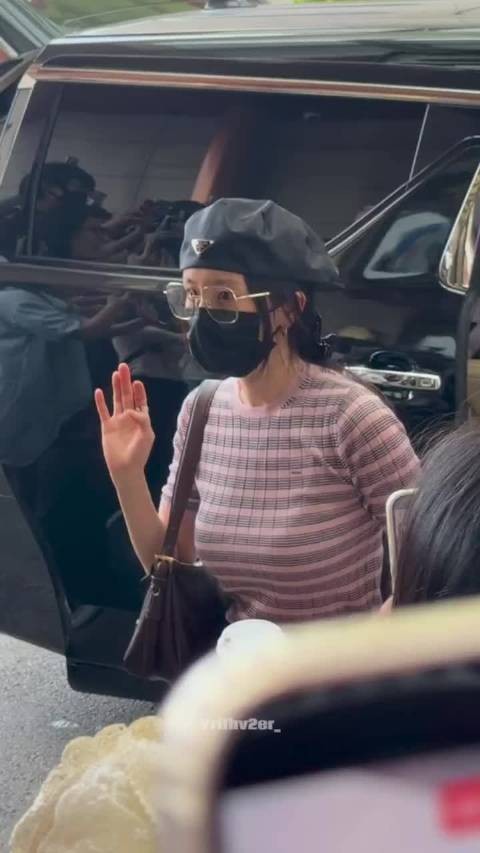 杨幂杀青回程造型出圈,幂式穿搭美学再更新