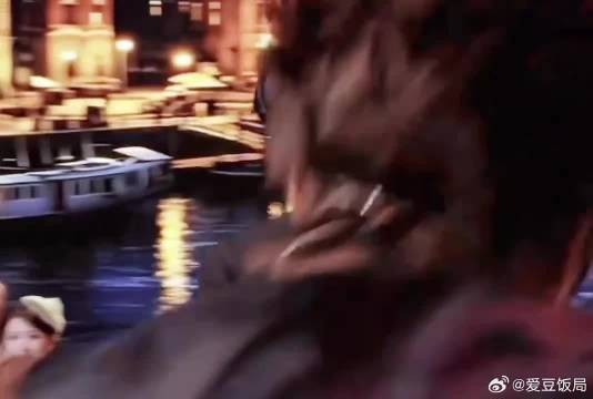 张凌赫把所有难过的事都想了一遍还是没绷住,算了想笑就笑吧,我也没忍住