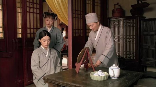 甄嬛一身素衣准备回宫了
