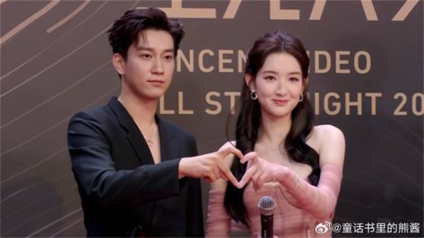 王子奇王玉雯红毯疯狂撒糖,两人同框比心太甜蜜,直接原地结婚吧