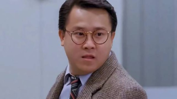 小伙意外发现碎钞机出现故障，因此彻底走向人生巅峰