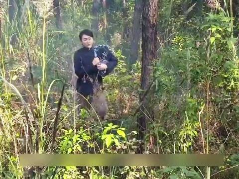 女猎手凭借机智勇敢,让国军战士躲过鬼子的埋伏