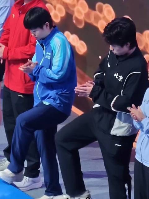 楚钦老师弹一下奖状,这转场素材还不码起来