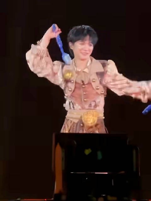 周深沈阳演唱会搓澡,当着几万人刷掉偶像包袱