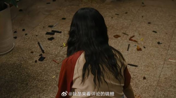 闺女收到男友求婚礼物,怎料被父亲摔的稀碎,心碎了
