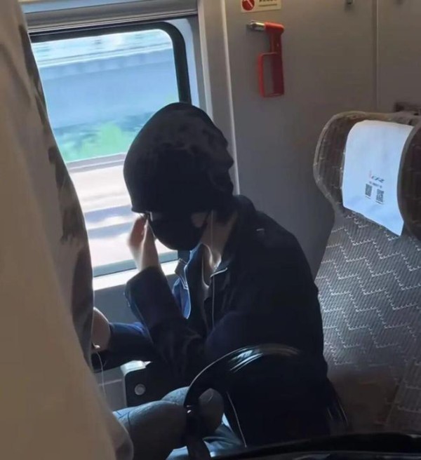 男艺人被指高铁占座“小牌大耍”,石家庄客运段发布通报