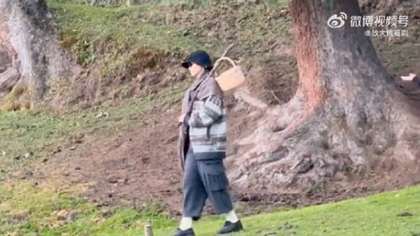 李宇春就这样拿着木棍挑着篮子悠闲走路 家葱也太接地气了!燥候开播